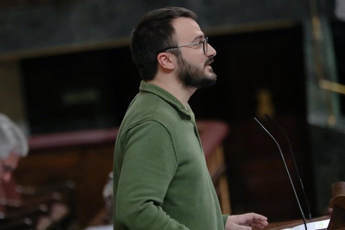 El diputado de la CUP, Albert Botran, interviene desde la tribuna en el Congreso.