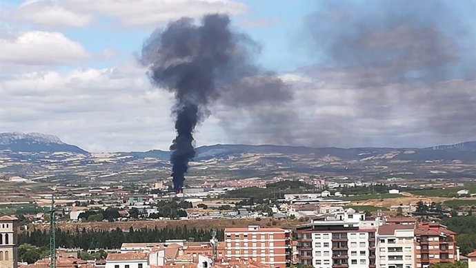 La columna de humo del incendio era visible desde Logroño