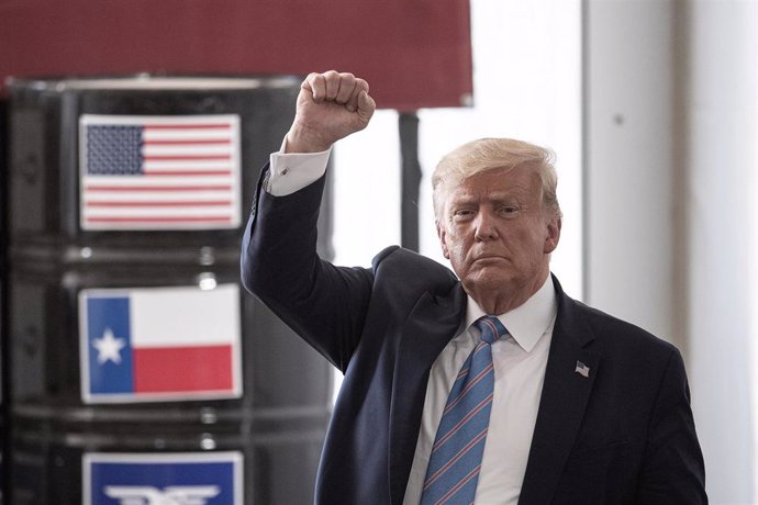 29 July 2020, US, Midland: US President Donald Trump greets the invited guests after visiting Latshaw Rig 9 on the Double Eagle well site southeast of Midland as he attends a pair of fundraisers in nearby Odessa. Photo: Bob Daemmrich/ZUMA Wire/dpa