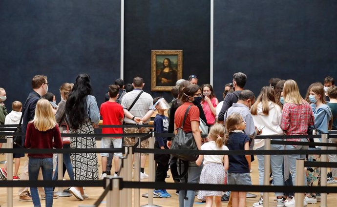 Visitantes en el museo del Louvre. 
