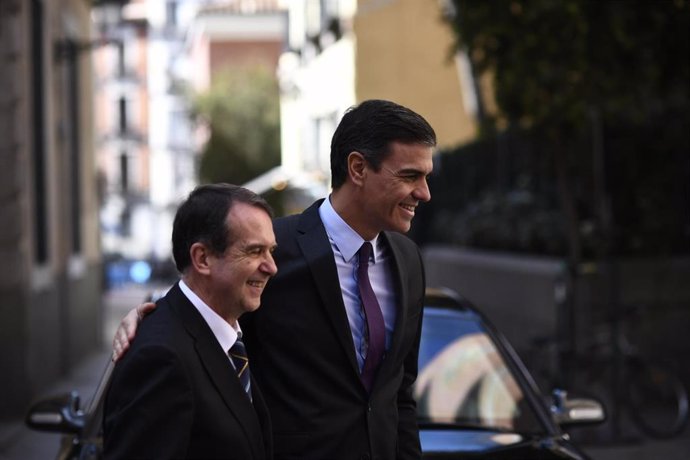 El presidente de la FEMP, Abel Caballero y el presidente del Gobierno, Pedro Sánchez.