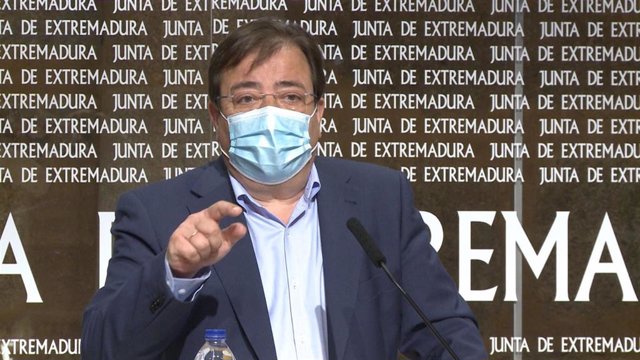 El presidente de la Junta, Guillermo Fernández Vara, en rueda de prensa