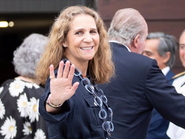 La Infanta Elena, de lo más sonriente en una imagen de archivo en un evento con su padre