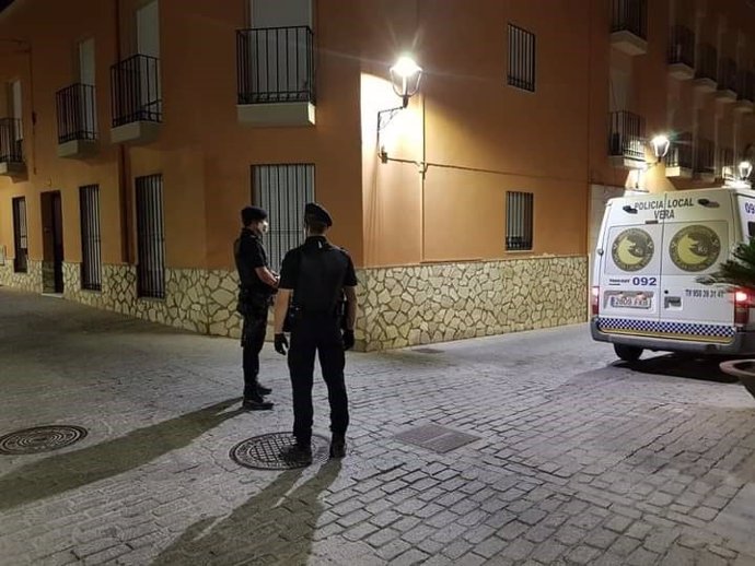 Imagen de agentes de la Policía Local de Vera (Almería) durante actuaciones en el municipio para controlar los incumplimientos de medidas por el coronavirus