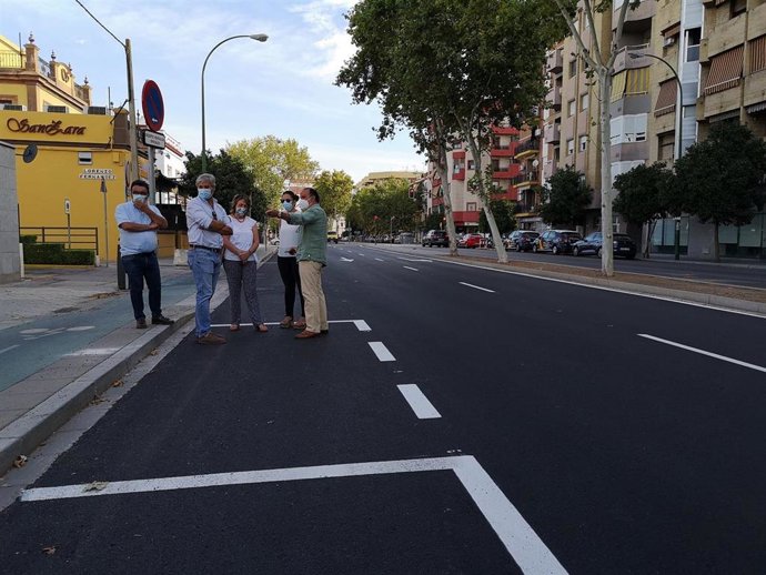 El delegado del Distrito Nervión, Francisco Páez, en la avenida de la Cruz del Campo tras su pavimentación