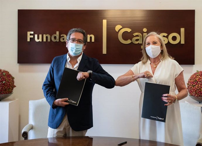 El presidente de Fundación Cajasol, Antonio Pulido, y la presidenta de CajaGranada Fundación, María Elena Martín-Vivaldi, tras la firma del convenio