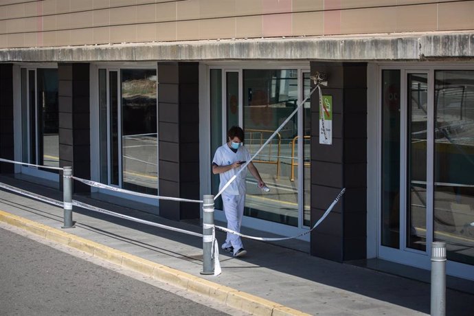 Un sanitario camina por el exterior del Hospital Universitario Arnau de Vilanova de Lleida, capital de la comarca del Segri, en Lleida, Catalunya (España), a 6 de julio de 2020 (archivo).