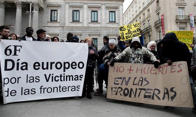 Varias personas se concentran con dos pancartas en las que se lee, `6F, Día Europeo por las Víctimas de las fronteras (i) y `No más muertes en las fronteras (d) en un acto de silencio en memoria de los 15 inmigrantes subsaharianos que perdieron la vida,