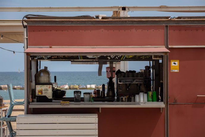 Terrassa d'un bar al costat de la platja, a Barcelona, Catalunya (Espanya) a 26 de maig de 2020.