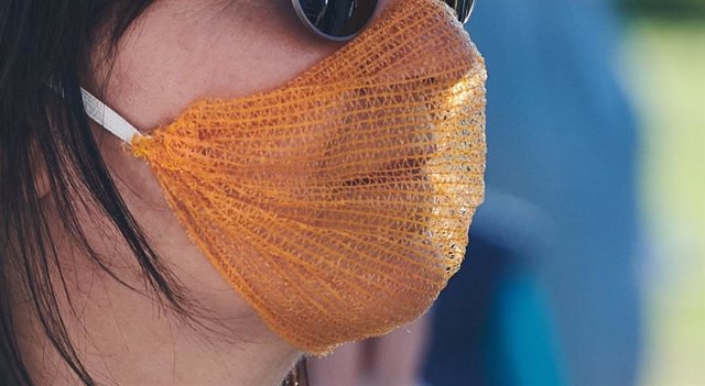 Una mujer con una mascarilla para prevenir el contagio del coronavirus en Berlín
