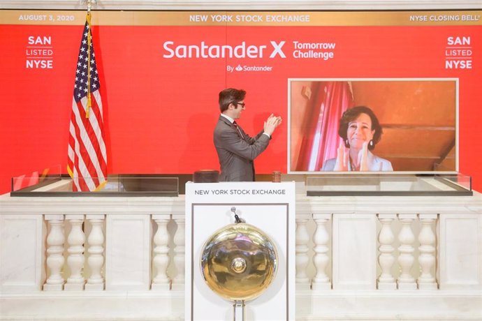 La presidenta de Banco Santander, Ana Botín, realizando el toque de campana virtual en NYSE.