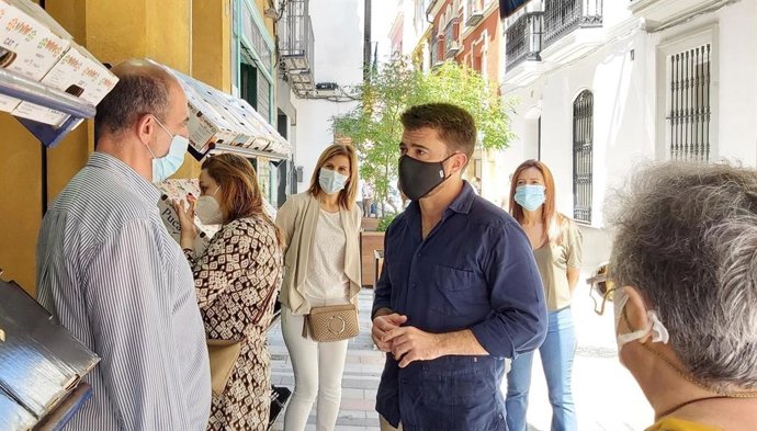 El portavoz municipal del PP, Beltrán Pérez, durante una visita a los comerciantes de la calle Baños