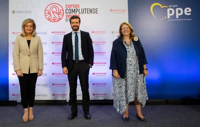 El presidente del PP, Pablo Casado, y las exministras Fátima Báñez y Elvira Rodríguez.