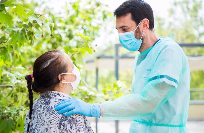 Psicólogo EAPS con un paciente durante la pandemia.