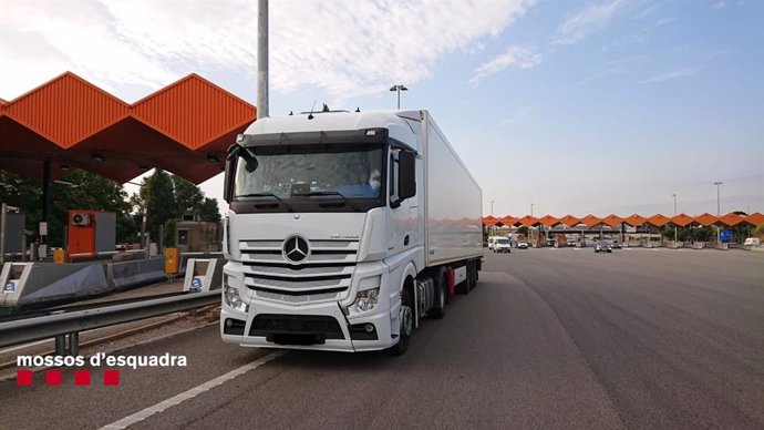 Multen un camioner en l'autopista AP-7, a l'altura de La Jonquera (Girona), per conduir jornades excessives, de fins el 30 hores, sense descansar.