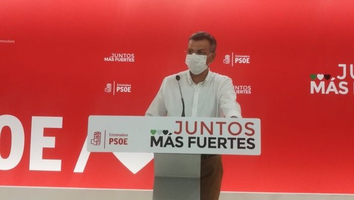 El portavoz del PSOE de Extremadura, Juan Antonio González, en rueda de prensa en Mérida