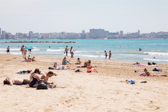 Bañistas en la Playa del Postiguet durante el primer día de la Fase 2, cuando se puede acceder a las playas de la misma provincia, isla o unidad territorial de referencia establecida en el plan de desescalada, y cuando los ayuntamientos podrán establece