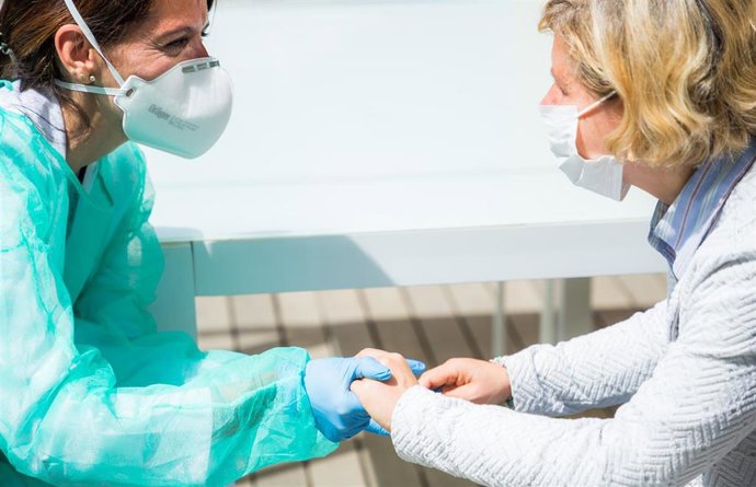 Una psicóloga EAPS atendiendo una familiar en tiempos de Covid. Durante la pandemia, la Fundación La Caixa ha puesto a disposición los 44 EAPS para cubrir las necesidades psicosociales de las personas afectadas por la Covid-19.