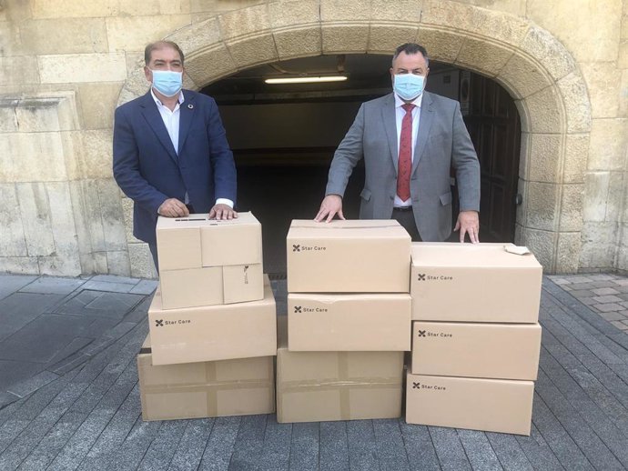 El presidente de la Diputación de León, Eduardo Morán, junto con el diputado de Contratación, José Pellitero, con las mascarillas recibidas por la FEMP.
