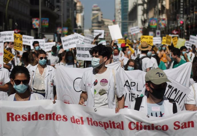 Pancartas reivindicativas en una manifestación de los médicos internos residentes (MIR) en Madrid (España), a 27 de julio de 2020. 