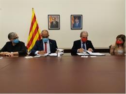 El conseller de Interior de la Generalitat, Miquel Buch, y el presidente de Creu Roja Catalunya, Josep Quitet, firman un convenio para mejorar la colaboración al atender emergencias, a 4 de agosto de 2020.