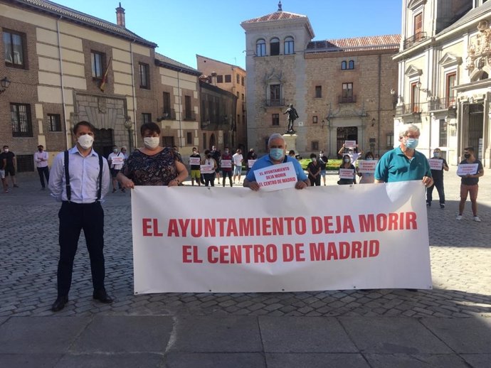 Hosteleros de Madrid se concentran en Plaza de la Villa para exigir al Ayuntamiento de la capital que resuelva las solicitudes de instalación de terrazas pendientes.