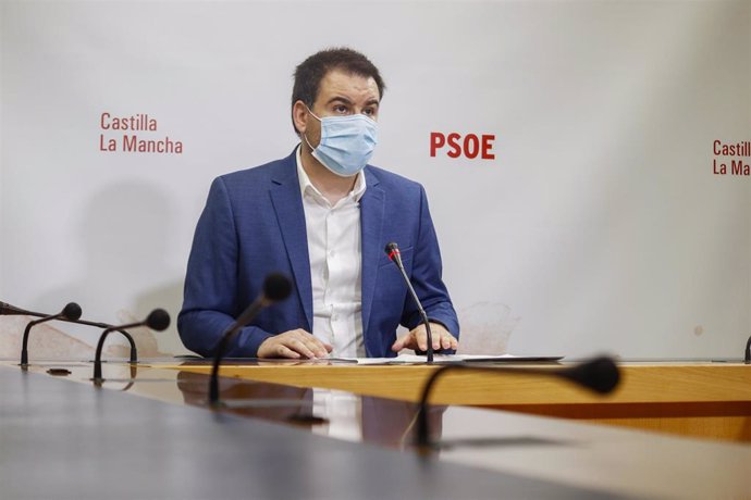 El diputado del PSOE Antonio Sánchez Requena en rueda de prensa.