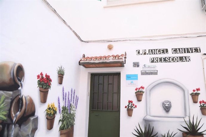 El Ayuntamiento De Málaga Informa: Un Nuevo Mural Del Proyecto Málaga Más Bella Embellece La Fachada Del Centro Social De Mangas Verdes