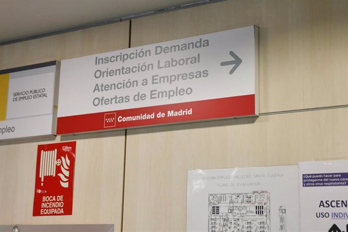 Carteles indicativos colgados en la Oficina Regional de Empleo de Santa Eugenia, en Madrid (España), a 9 de julio de 2020.
