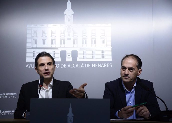 Imagen de recurso del alcalde de Alcalá de Henares, Javier Rodríguez Palacios, junto al portavoz de Ciudadanos en la localidad, Miguel Ángel Lezcano.