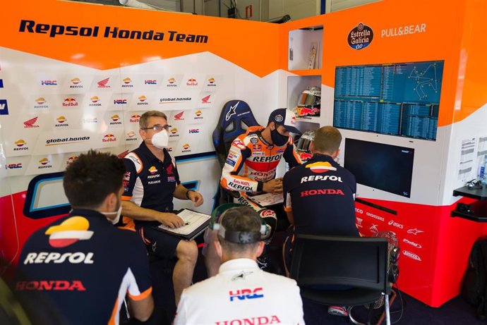 Alex Márquez en el box del Repsol Honda en el GP de España 2020