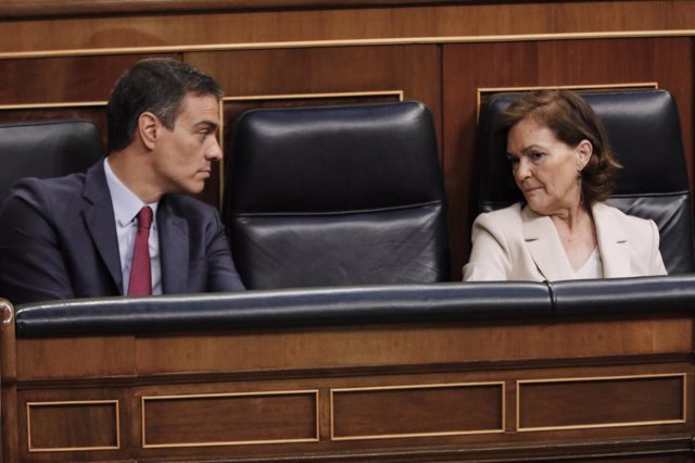 La vicepresidenta primera, Carmen Calvo, habla con el presidente del Gobierno, Pedro Sánchez.