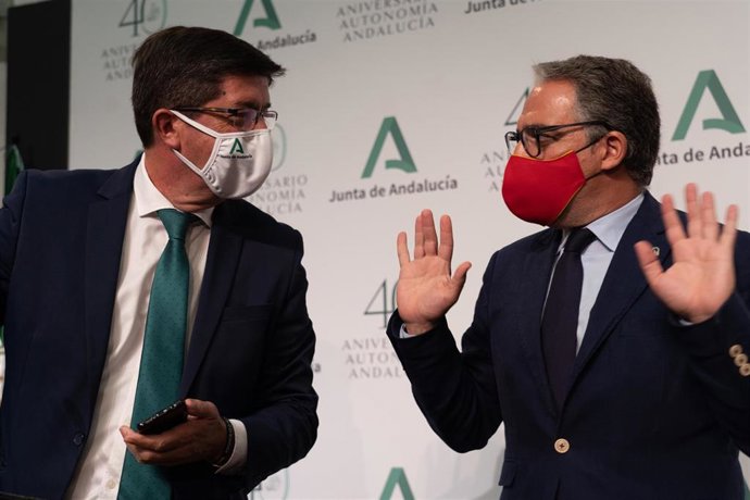 El vicepresidente de la Junta, Juan Marín (1i), y el consejero de la Presidencia, Administración Pública e Interior y portavoz del Gobierno, Elías Bendodo (1d), comparecen en la rueda de prensa posterior a la reunión del Consejo de Gobierno