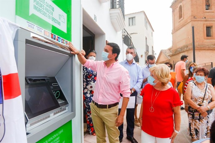 Javier Aureliano García inaugura el cajero automático multiservicios de Unicaja instalado en Laroya