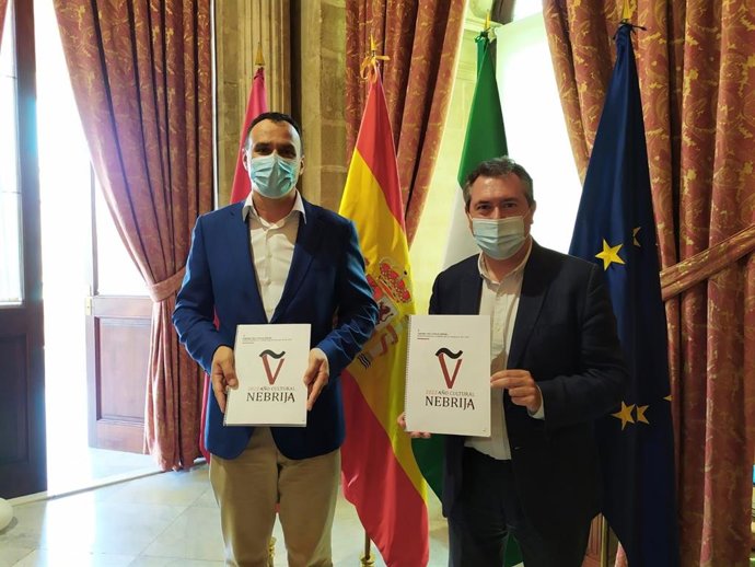 El alcalde de Lebrija, Pepe Barroso, junto al alcalde de Sevilla, Juan Espadas.