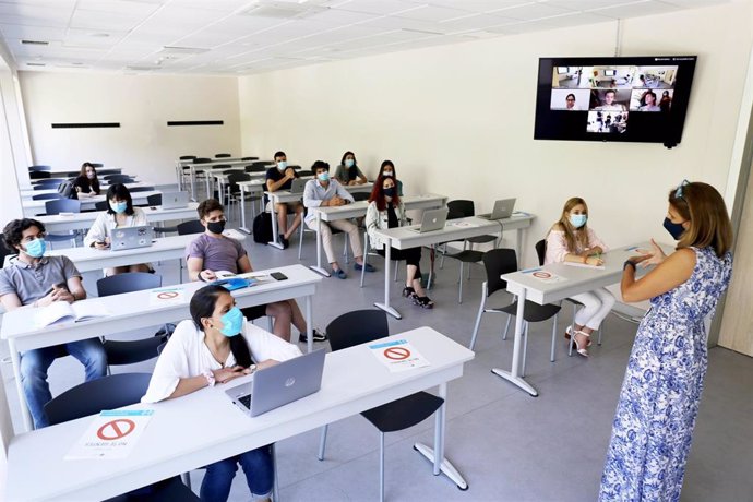 Aula de "doble presencialidad" en la Universidad CEU San Pablo