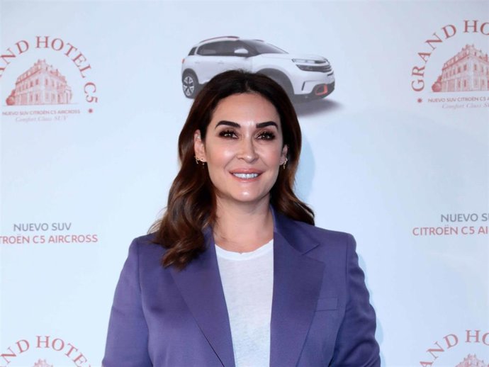 Vicky Martín Berrocal ilumina las noches de verano en Portugal con un traje de chaqueta y pantalón color marfil