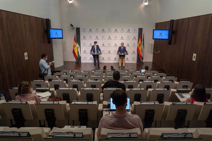 El vicepresidente de la Junta, Juan Marín (1i), y el consejero de la Presidencia, Administración Pública e Interior y portavoz del Gobierno, Elías Bendodo (1d), comparecen en la rueda de prensa posterior a la reunión del Consejo de Gobierno