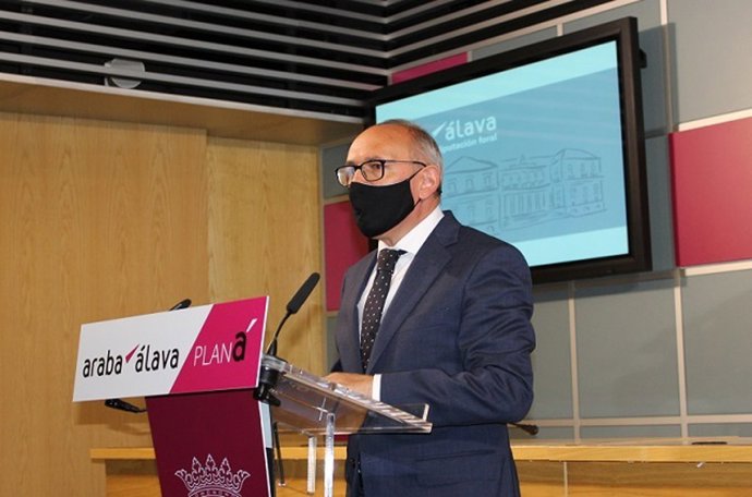 El diputado general de Álava, Ramiro González, en rueda de prensa tras el Consejo de Gobierno