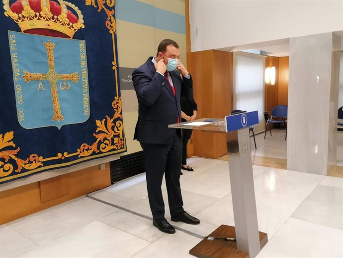 El presidente del Principado, el socialista Adrián Barbón, en rueda de prensa en la sede de Presidencia.