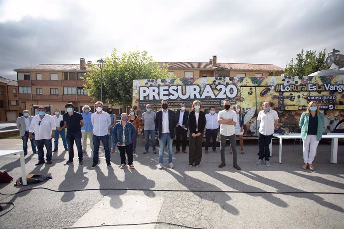 El 'Autobús de la Repoblación' en Arroniz junto a autoridades locales, la consejera Rebeca Esnaola y responsables de la iniciativa