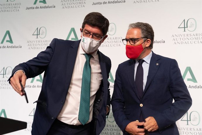 El vicepresidente de la Junta, Juan Marín (1i), y el consejero de la Presidencia, Administración Pública e Interior y portavoz del Gobierno, Elías Bendodo (1d), comparecen en la rueda de prensa posterior a la reunión del Consejo de Gobierno