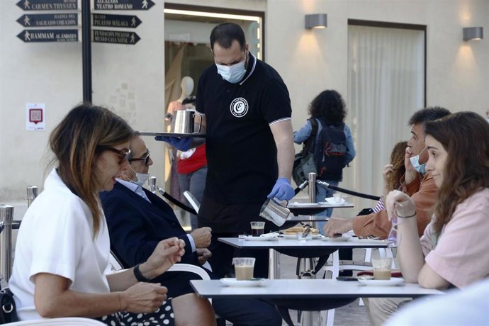 Clientes disfrutan de las terrazas de las cafetería de Málaga