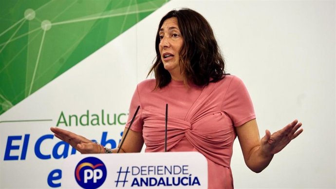 La secretaria general del PP-A, Loles López, en rueda de prensa.