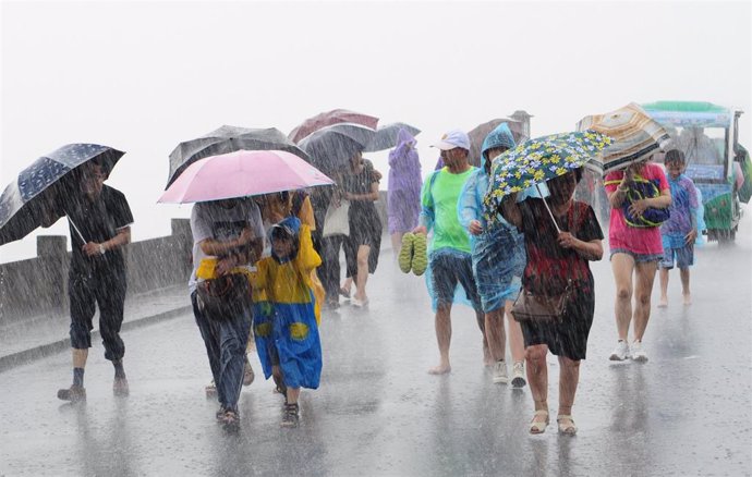 Personas en China tras tocar tierra en tifón 'Lekima' en la costa sureste del país