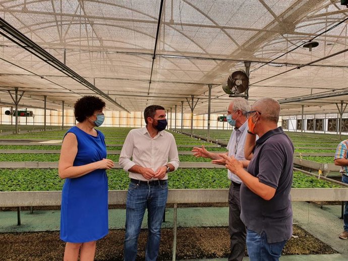 El consejero Antonio Luengo, acompañado de la alcaldesa de Puerto Lumbreras, María Ángeles Túnez, durante la visita a la empresa Barberet&Blanc