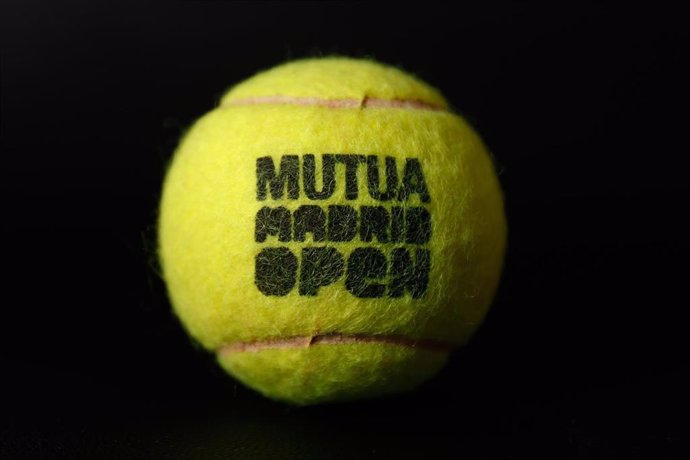 Una bola oficial del torneo de tenis profesional Mutua Madrid Open.