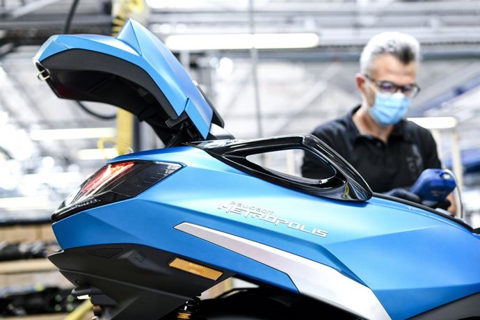 Imagen de la producción del scooter Metropolis de Peugeot Motocycles.