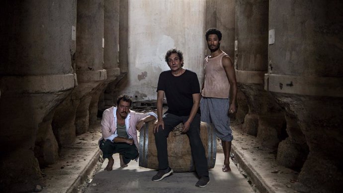 D'esquerra a dreta, l'actor Roger Casamajor, el director Agustí Villaronga i l'actor Oscar Kapoya, en una de les imatges promocionals del rodatge de 'El Ventre del Mar'