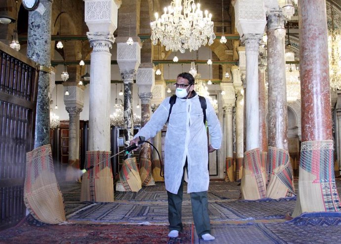 Trabajos de desinfección en una mezquita de Túnez en medio de la pandemia de coronavirus